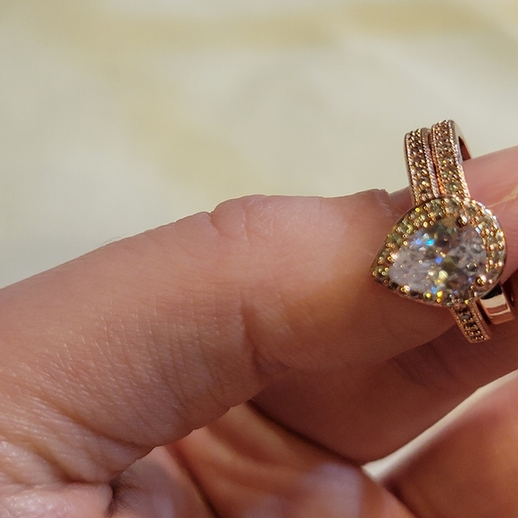 Elegant Gold and Silver Teardrop Ring - Picture 3 of 9